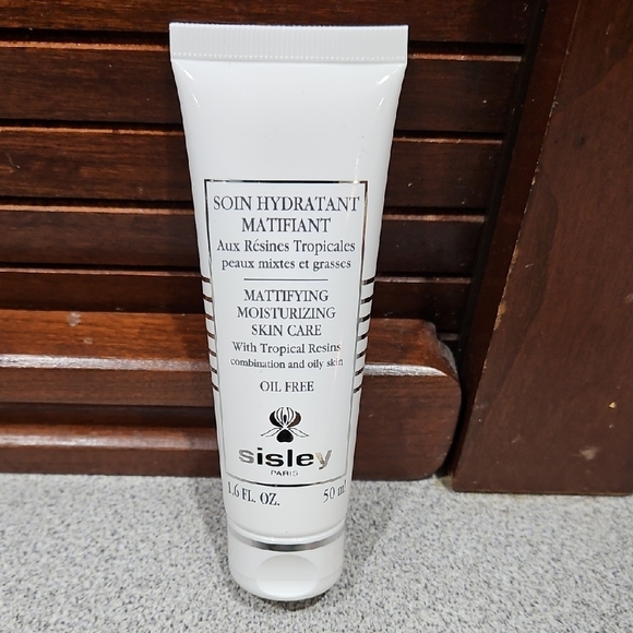 Sisley Mattifying Moisturizer with Tropical Resins - Picture 6 of 11
